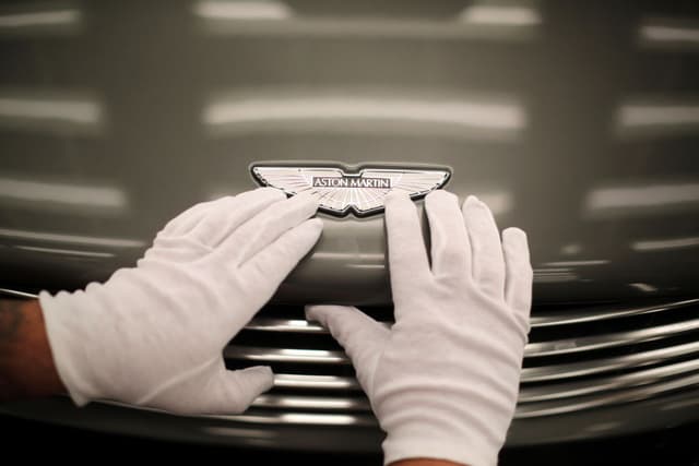 Aston Martin, accordo con Lucid Group per la produzione di veicoli elettrici. Vola il titolo in Borsa