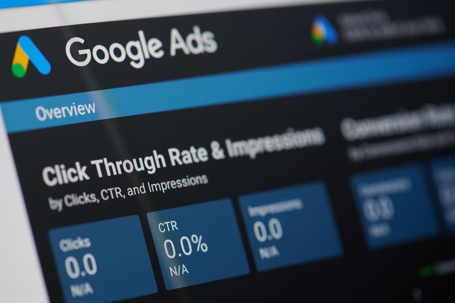 Complottismo, frodi e disinformazione: Google ha bloccato oltre tre miliardi di annunci nel 2020