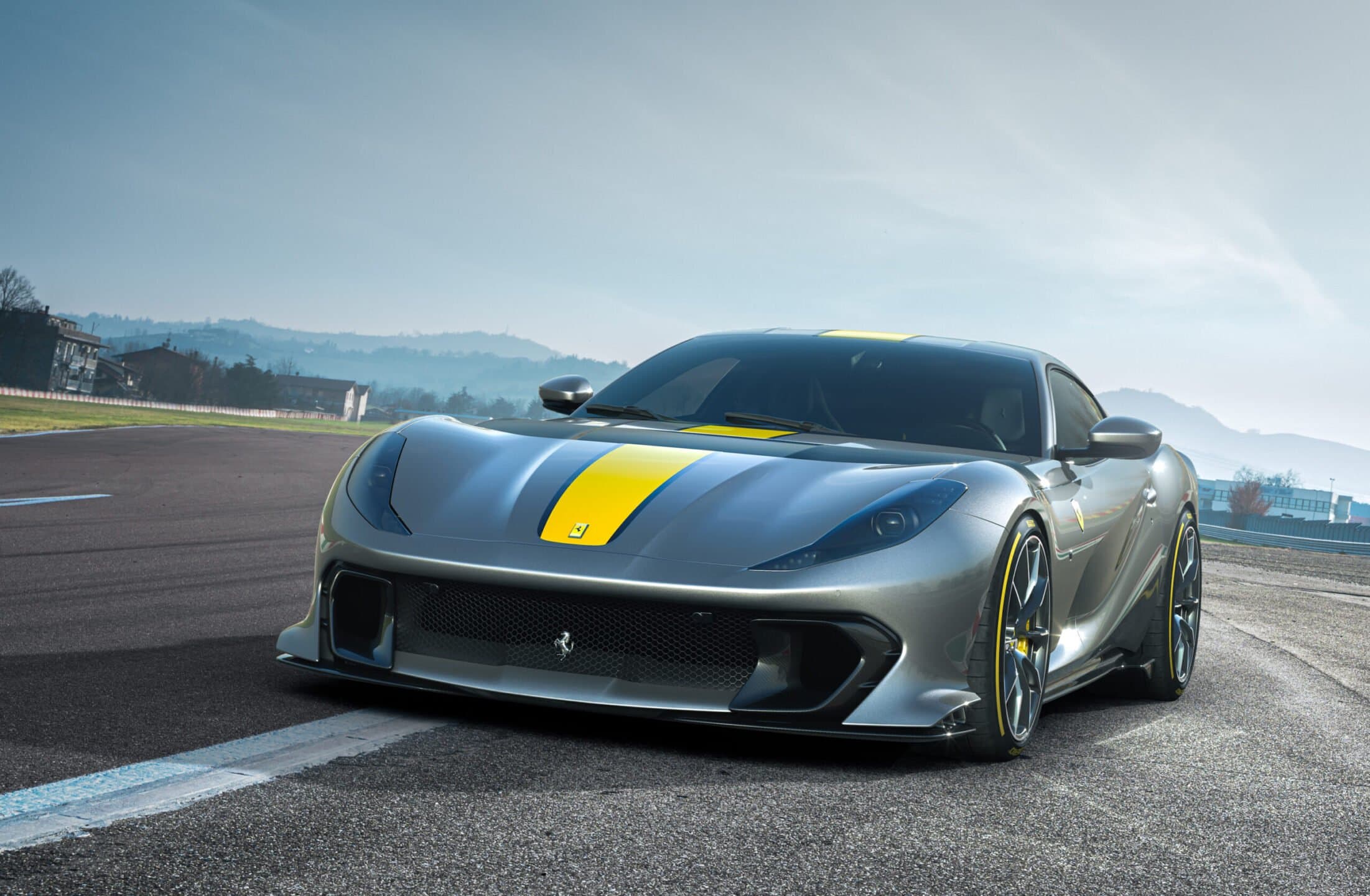 Ferrari svela le prime immagini della nuova V12 in edizione limitata: 830 cv di pura potenza