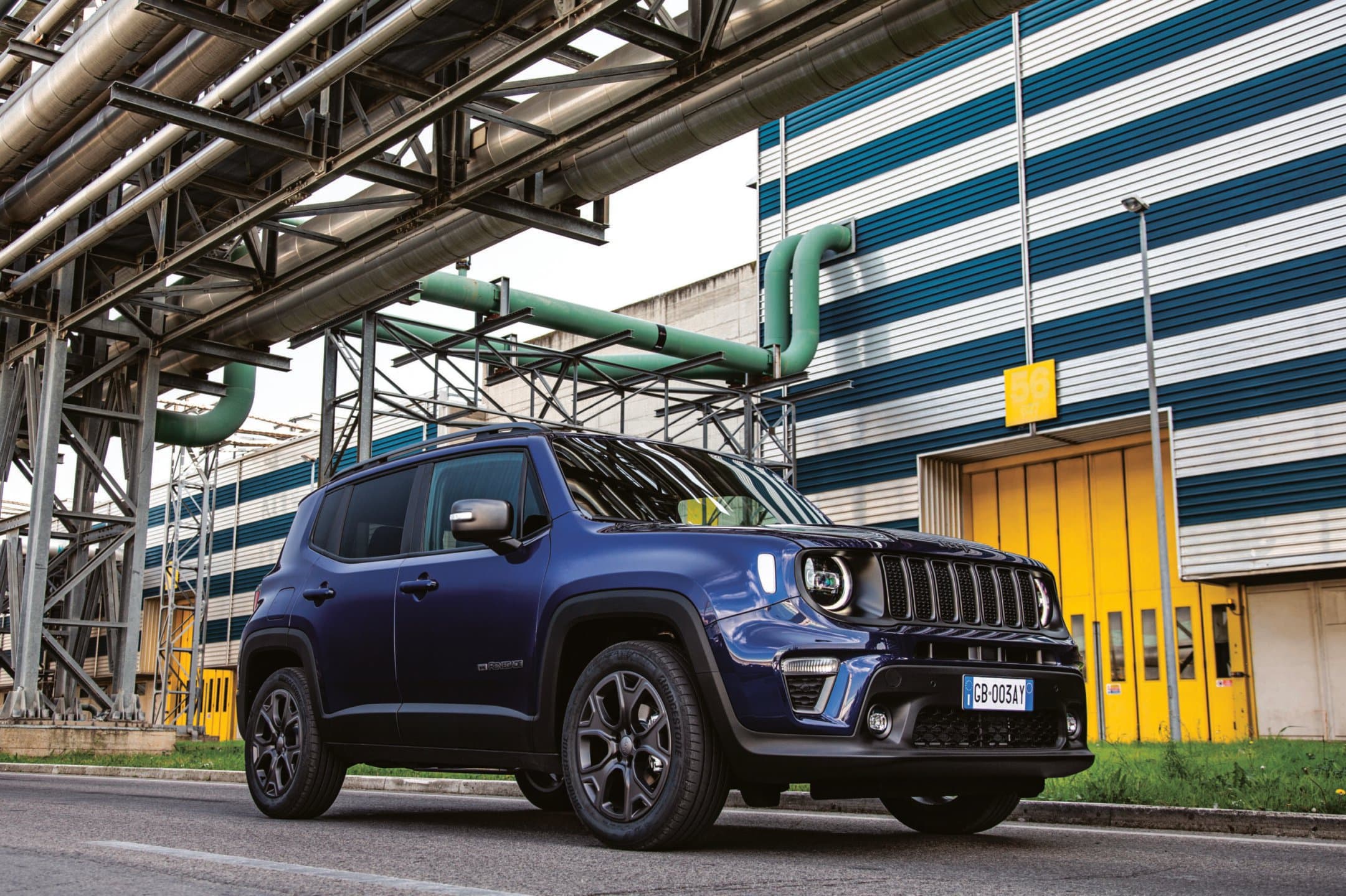 Jeep compie 80 anni e festeggia con la Renegade 4xe, simbolo del passaggio all'elettrificazione e alla connettività