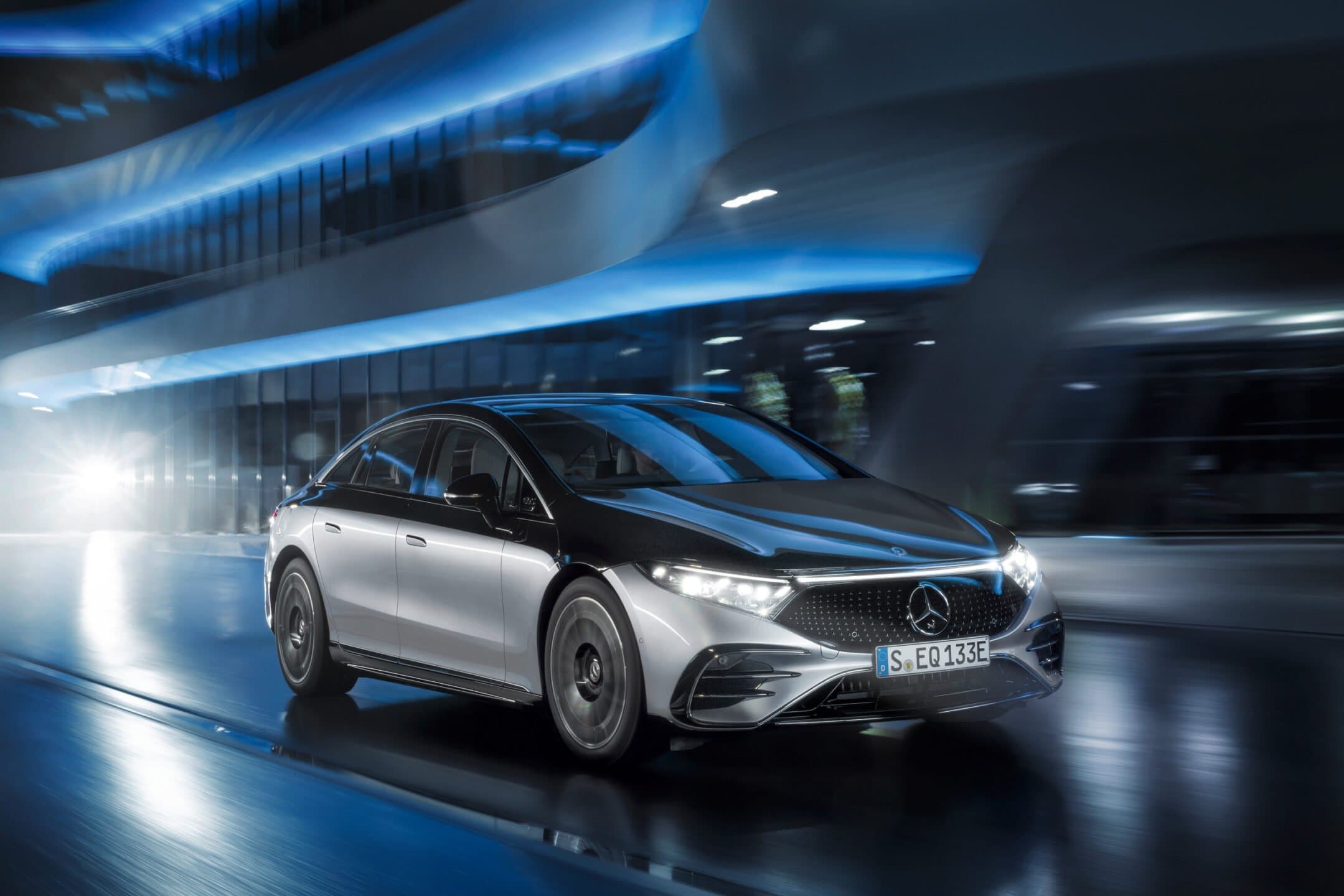 Emissioni zero e autonomia fino a 770 km: il lusso green della nuova Mercedes EQS