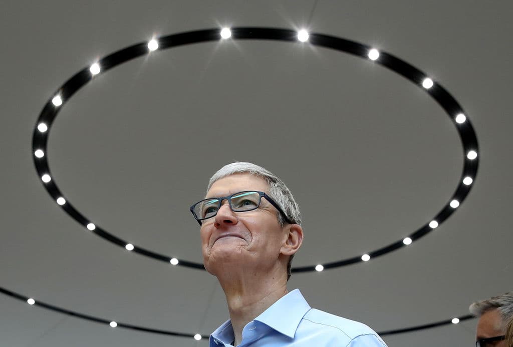 Tim Cook guadagna come 1.447 dipendenti di Apple messi insieme. Super compensi anche per l'italiano Maestri
