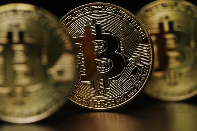 Il bitcoin batte un altro record e supera i 122mila dollari