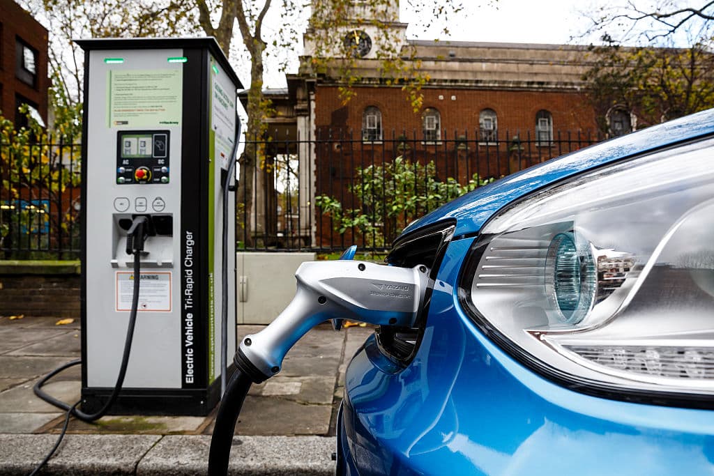 Entro il 2035 in Italia la quota di veicoli elettrici supererà l'85% delle vendite