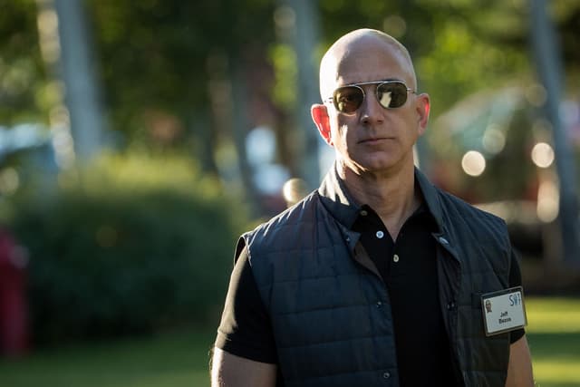 Jeff Bezos sfida Farfetch: da novembre in Europa gli Amazon Luxury Stores