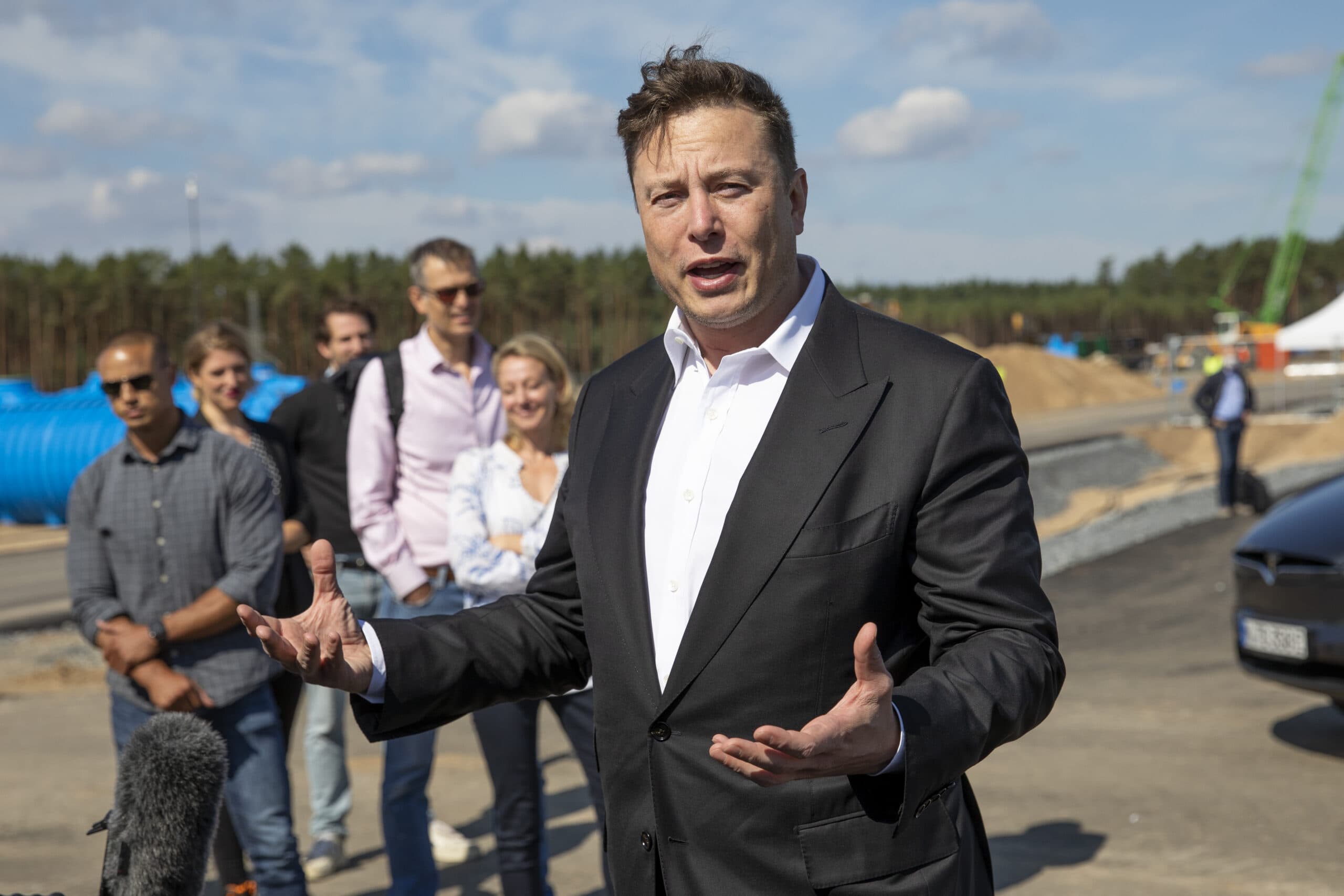 Elon Musk e migliaia di esperti: "Fermiamo lo sviluppo di sistemi AI più potenti di Gpt-4"