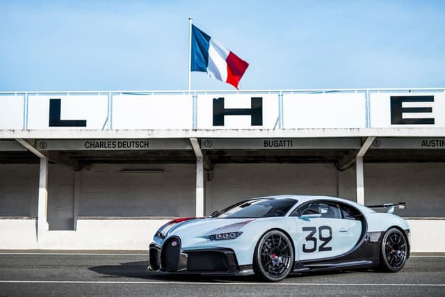 Bugatti presenta il suo primo gioiello "cucito su misura": è la Chiron Pur Sport Grand Prix