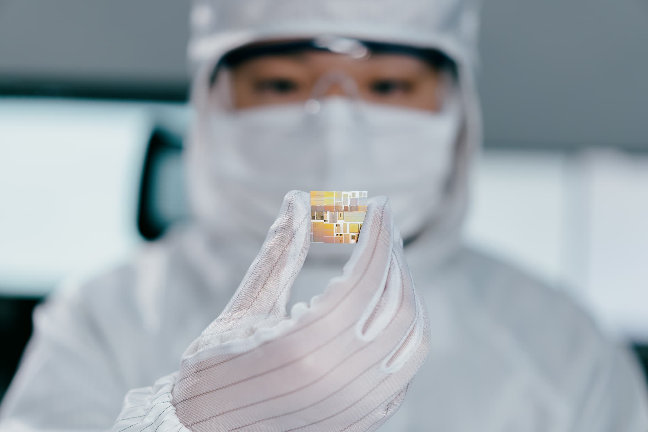 Ibm e Samsung inventano i microchip che sfidano la fisica. "Ridurranno i consumi delle batterie fino all'85%"