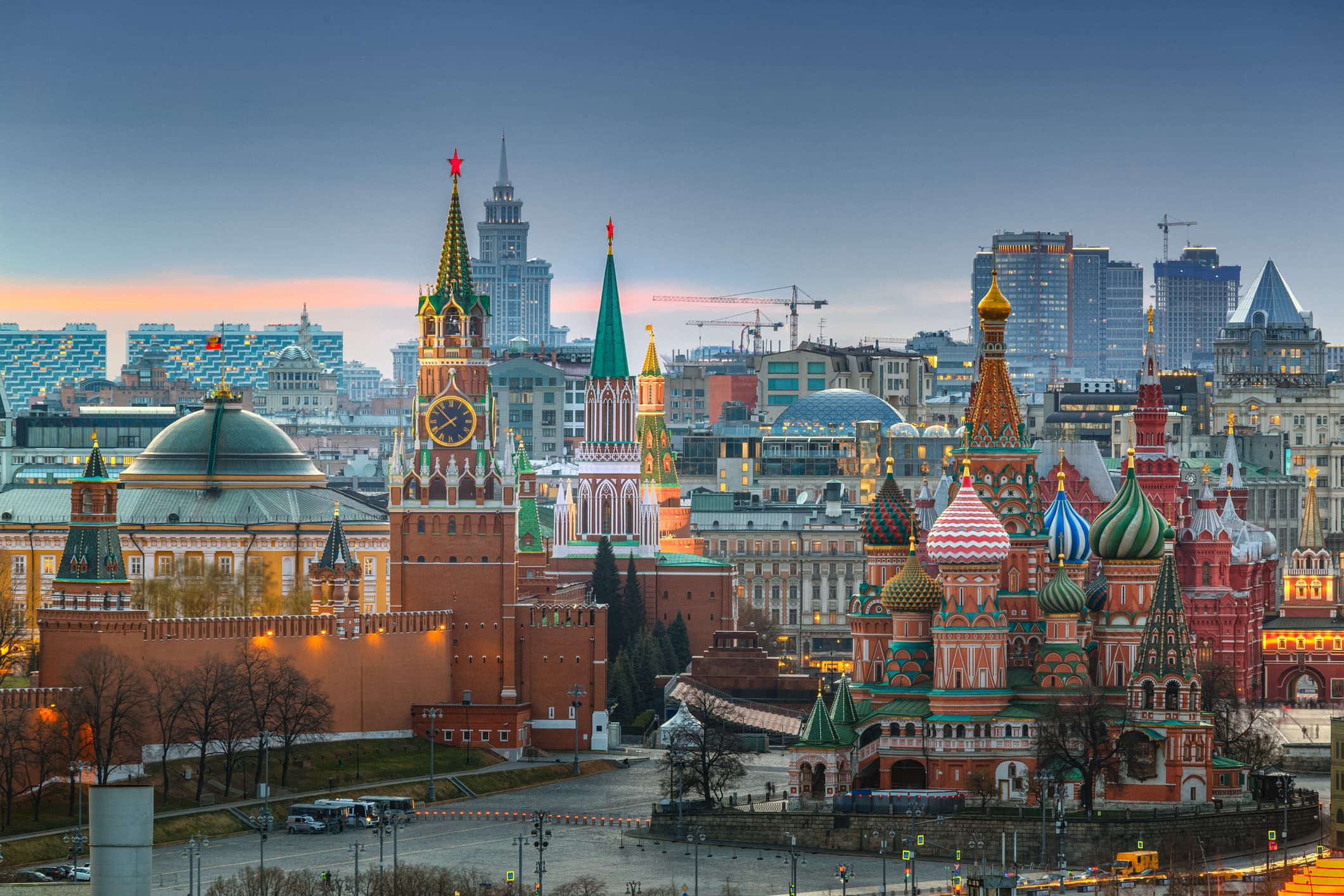 Dalle multinazionali, alle grandi banche: quel pezzo di Francia (e di Italia) che non vuole mollare la Russia