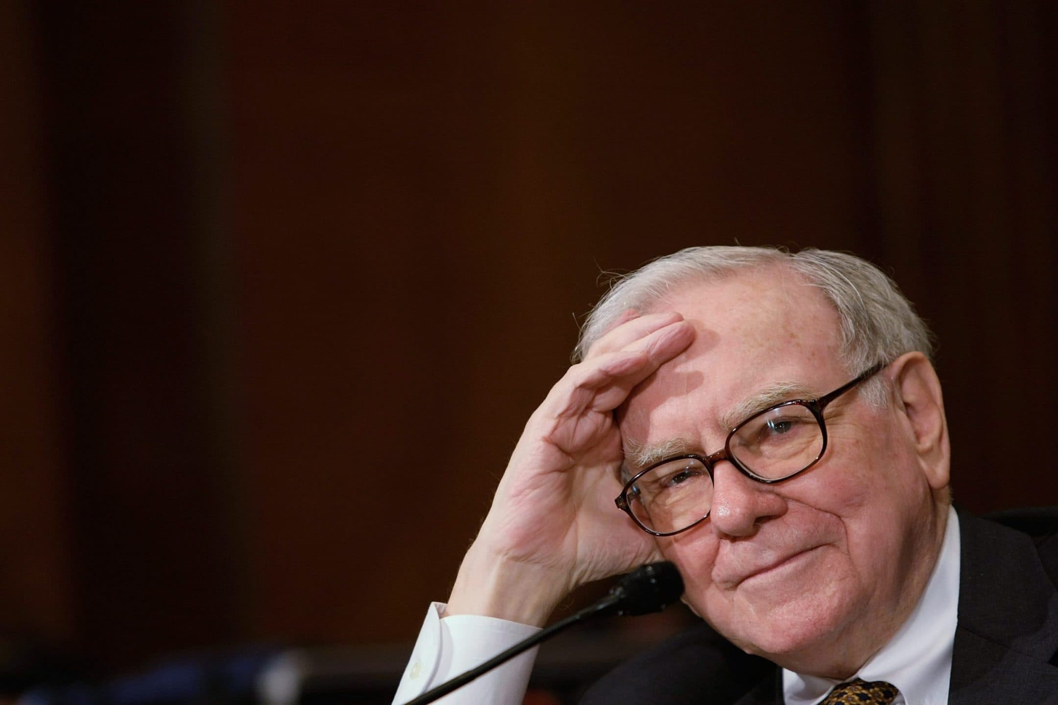 Warren Buffett vende ancora azioni Apple: ora Berkshire Hathaway ha 325 miliardi di dollari di liquidità