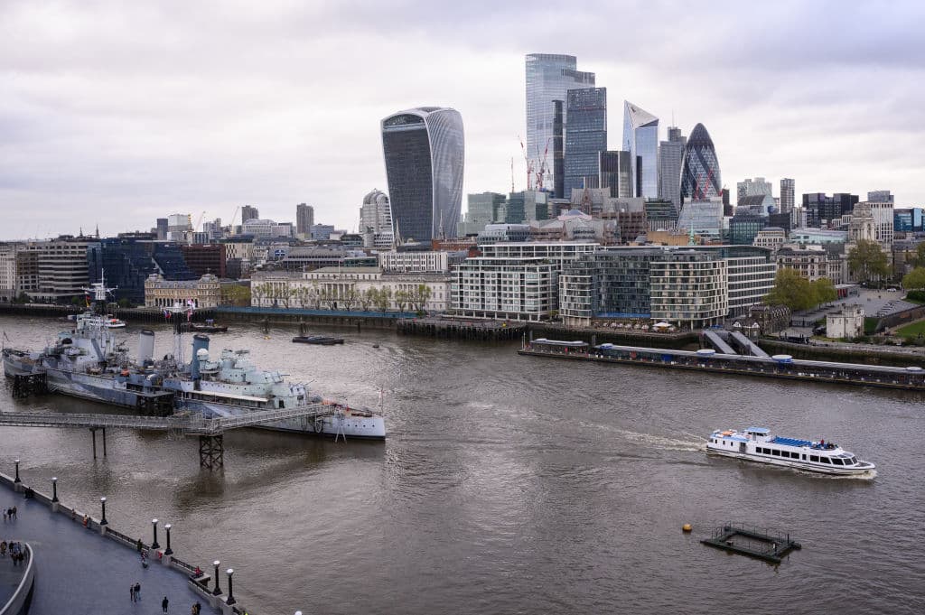 L’inflazione colpisce il tenore di vita degli inglesi. Ma il mondo della finanza è sempre più ricco