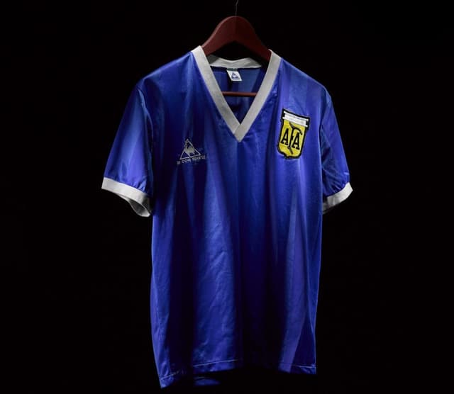 Battuta all'asta per €8,8 milioni la maglia della "Mano de Dios" di Maradona
