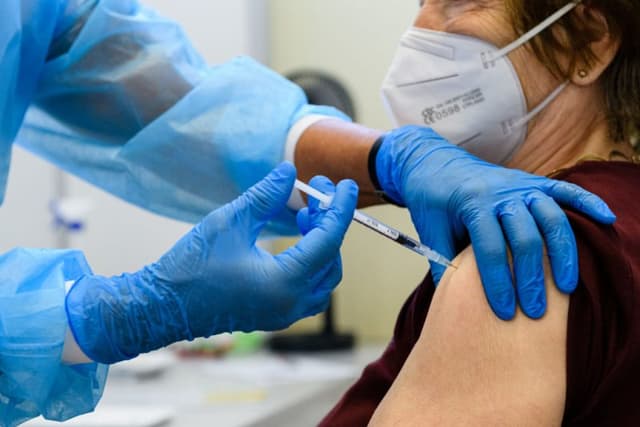 In un anno i vaccini anti-Covid hanno evitato quasi 20 milioni di morti in tutto il mondo: lo studio del Lancet