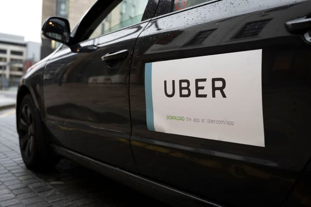 Il pugno duro di Uber: entro il 2030 fuori dalla piattaforma tutte le auto non elettriche