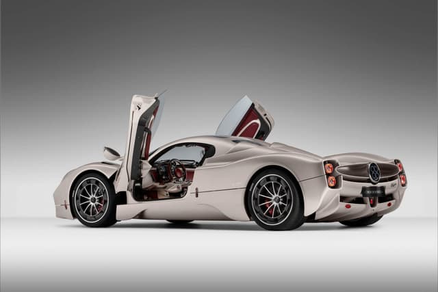 Le foto di Pagani Utopia: l'hypercar da 2 milioni di euro che omaggia gli anni ’50 e ‘60