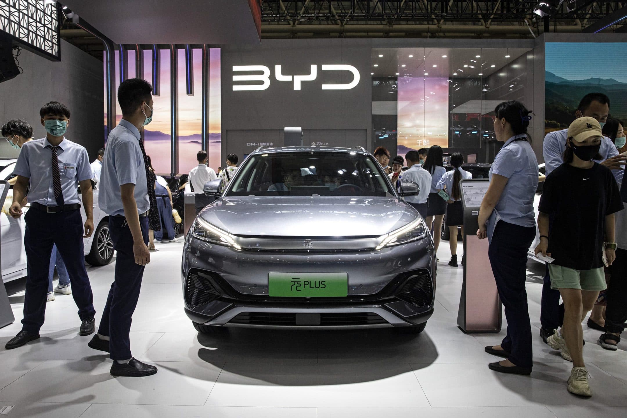 Entro il 2030 un'auto venduta su tre sarà cinese
