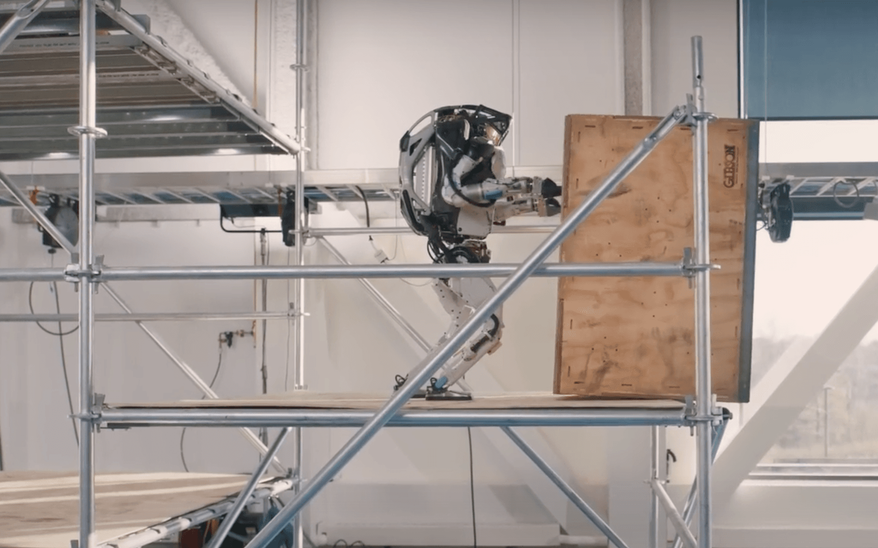 Solleva, spinge e lancia gli oggetti: il robot umanoide di Boston Dynamics pronto a lavorare come operaio nei cantieri &#8211; IL VIDEO
