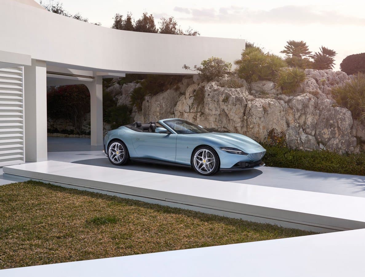 Le immagini della nuova Ferrari Roma Spider, la vettura che ricorda gli anni della Dolce vita