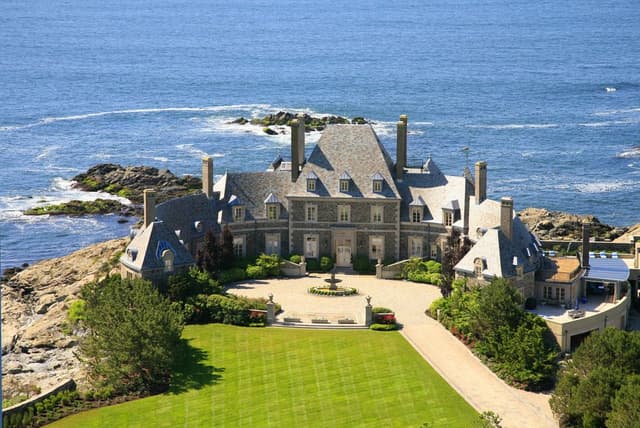 Da Larry Ellison a Taylor Swift: viaggio a Newport, la città dove investono i miliardari americani