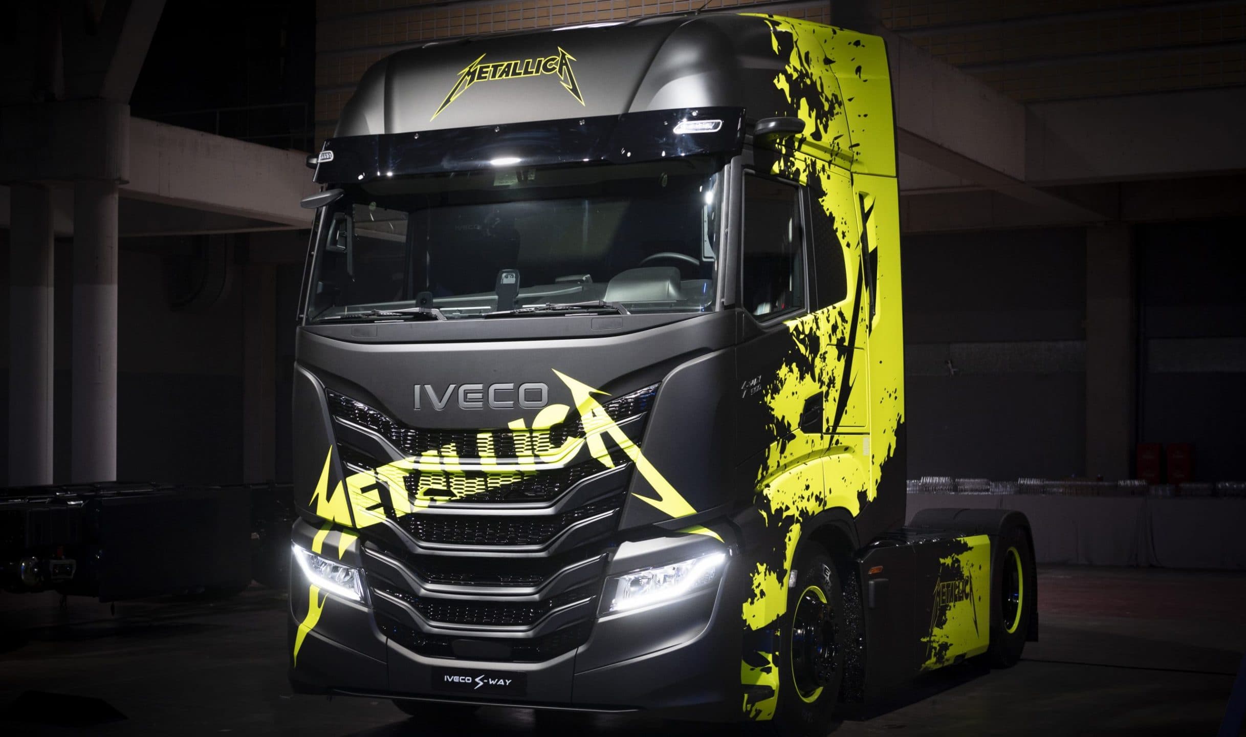 Iveco investe un miliardo nella nuova gamma e parte in tour con i Metallica