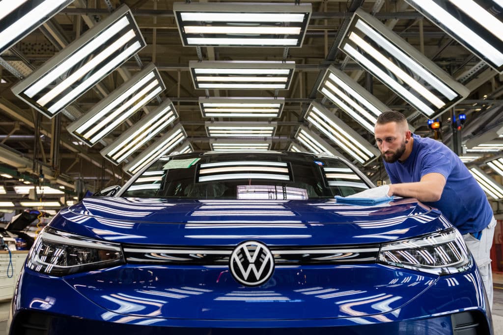 Volkswagen integra ChatGpt nelle sue nuove auto. E abbassa i prezzi dell'elettrico per competere con Tesla