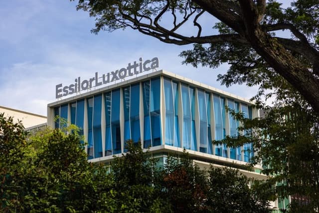 EssilorLuxottica sale al 5,1% di Nikon. Investimento di circa 170 milioni di euro