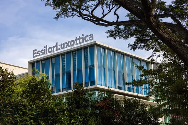EssilorLuxottica sale al 5,1% di Nikon. Investimento di circa 170 milioni di euro