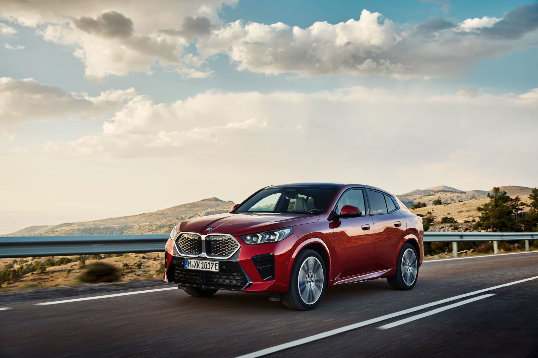 Più sportiva e anche nella versione elettrica: ecco la nuova Bmw X2