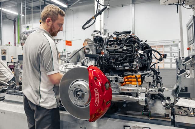 Bentley pensiona il suo motore più iconico con l'ibrido del futuro