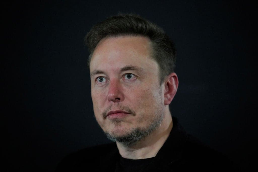 Brusca frenata per Tesla: utili quasi dimezzati e titolo in caduta a Wall Street