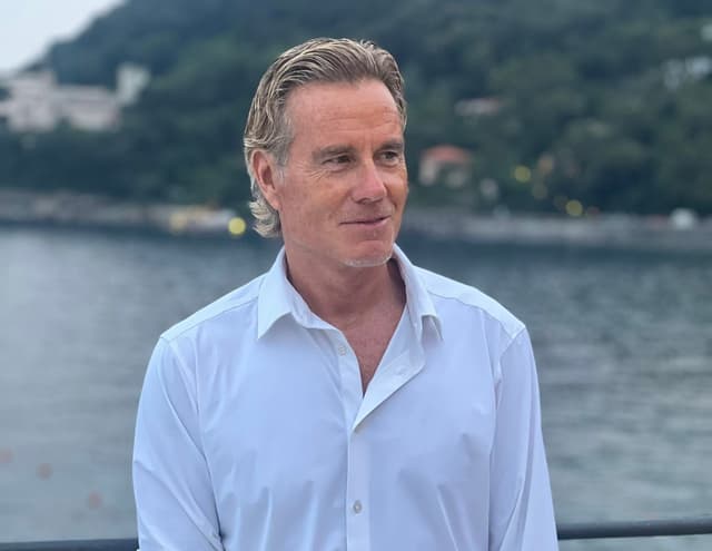 Jimmy Ghione, giornalista-imprenditore: continua la “Striscia” di successi e investe nel padel ecosostenibile