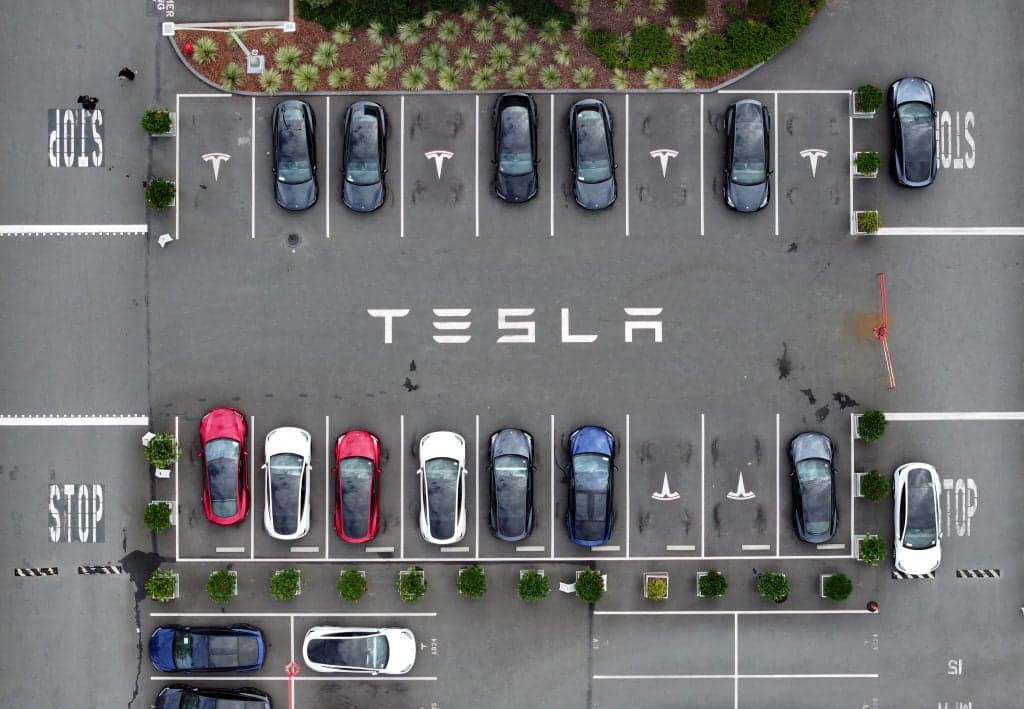 Il titolo Tesla rimbalza: secondo alcuni analisti è tornata la fiducia nella guida autonoma