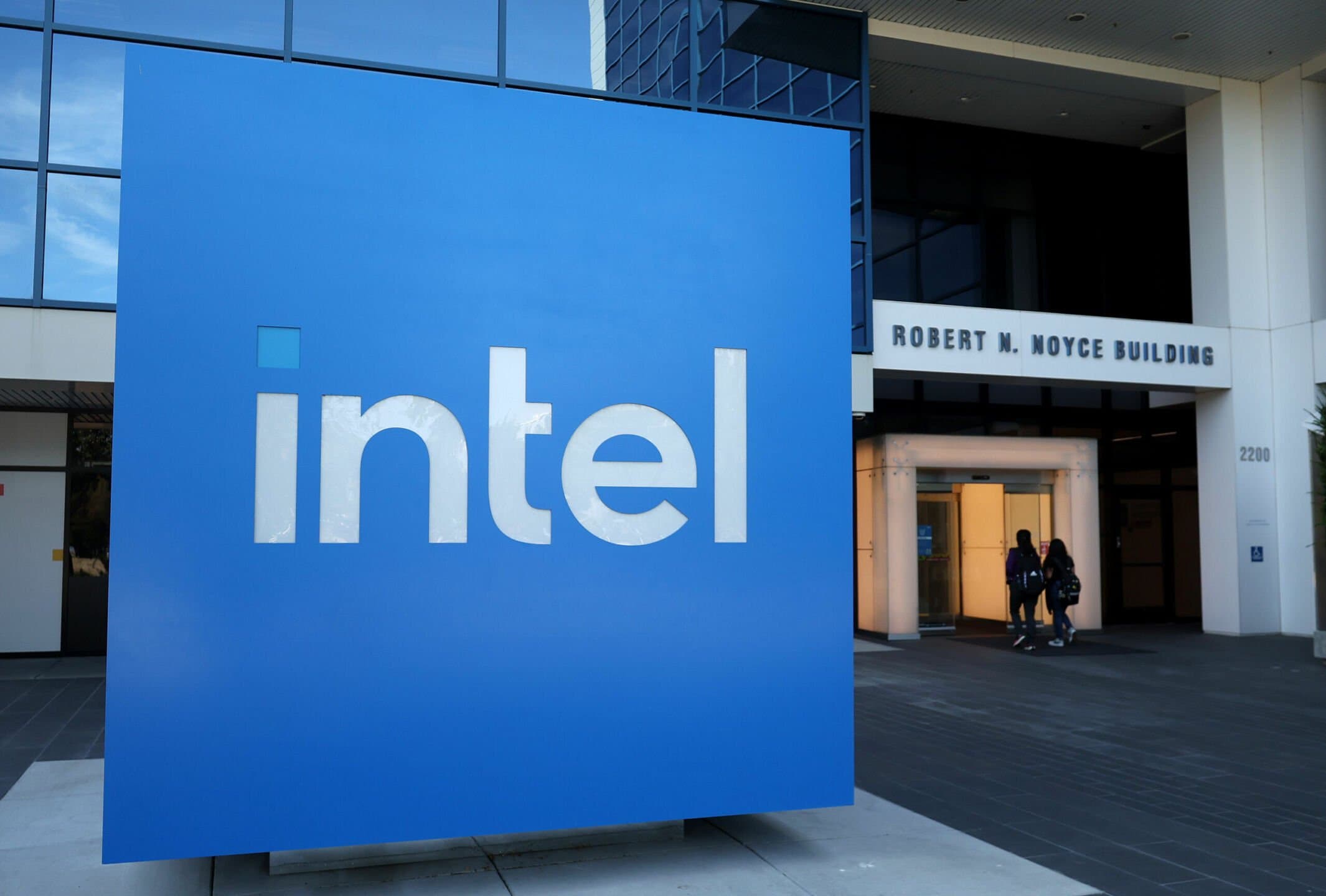 SoftBank investe 2 miliardi di dollari in Intel per rafforzare la corsa Usa ai semiconduttori