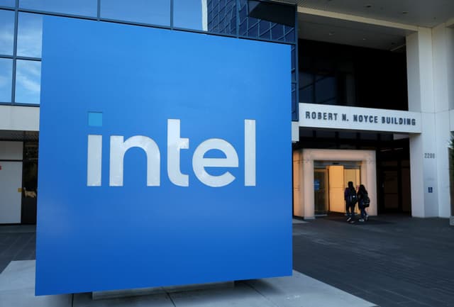 SoftBank investe 2 miliardi di dollari in Intel per rafforzare la corsa Usa ai semiconduttori