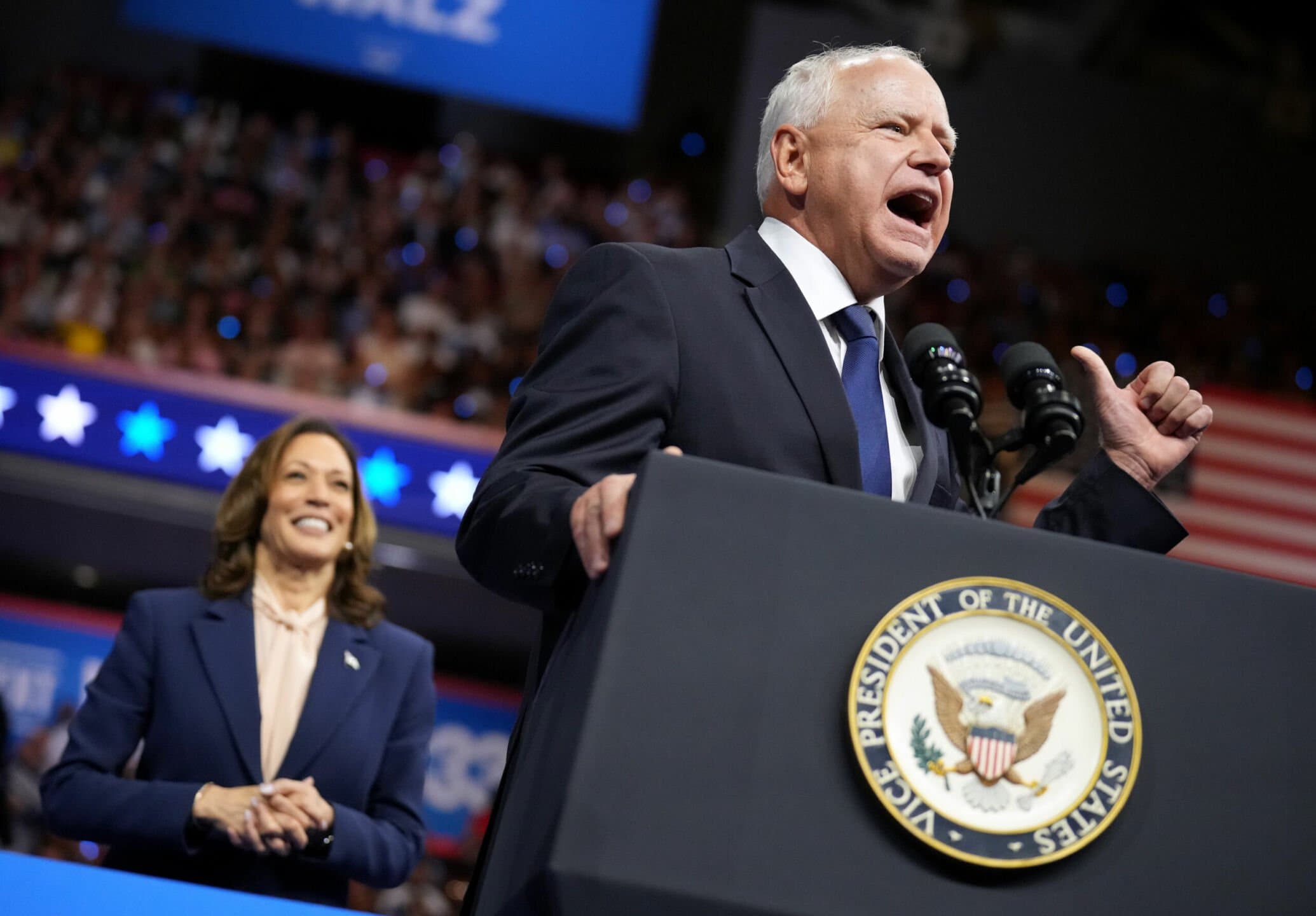 Il candidato vicepresidente di Kamala Harris Tim Walz è il politico meno ricco in queste elezioni