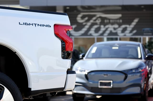 Ford cambia la strategia sulle auto elettriche. Intanto prosegue la guerra dei dazi tra Europa e Cina