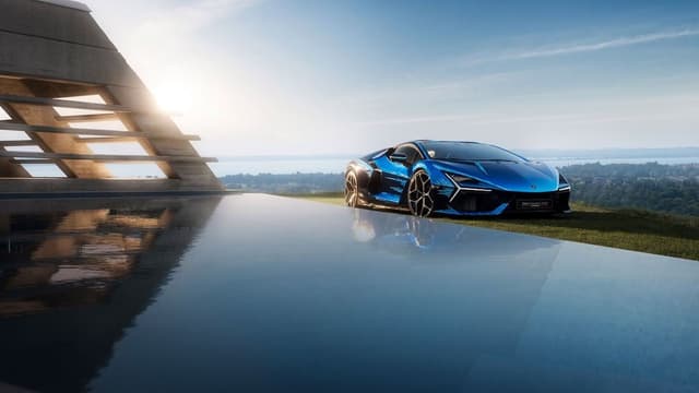 Lamborghini Revuelto Opera Unica scolpita dal mare sardo: 475 ore di verniciatura artigianale