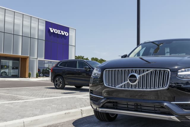 Volvo fa retromarcia: rinuncia a produrre solo auto elettriche entro il 2030