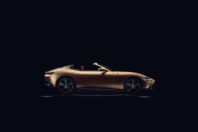 Ferrari Roma Spider: le foto della nuova versione unica esposta al Museo Enzo Ferrari di Modena