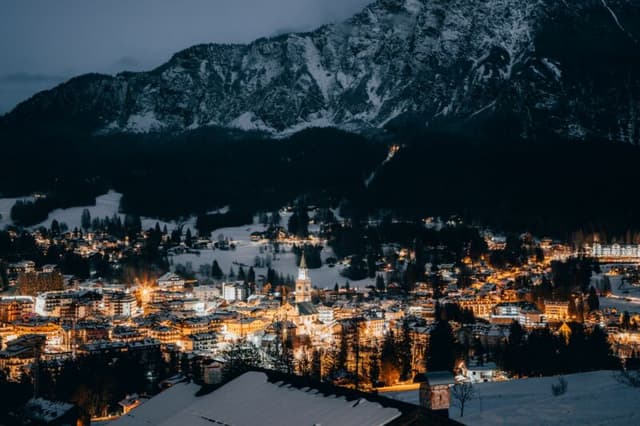 Cortina d’Ampezzo è la meta più richiesta per le vacanze in montagna. Courmayeur e Badia sul podio