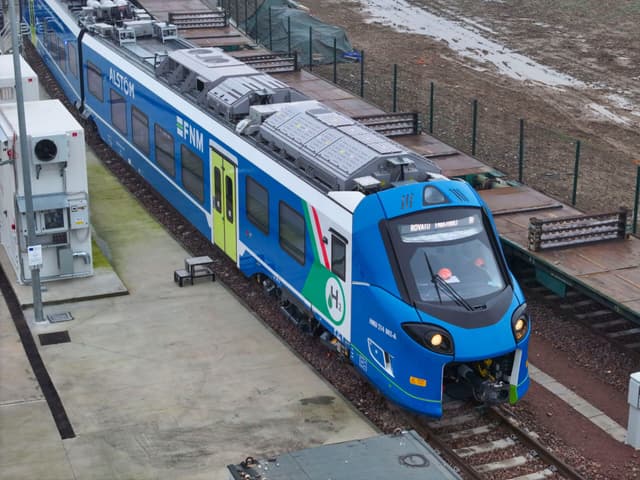 Il primo treno a idrogeno italiano è stato presentato a Brescia