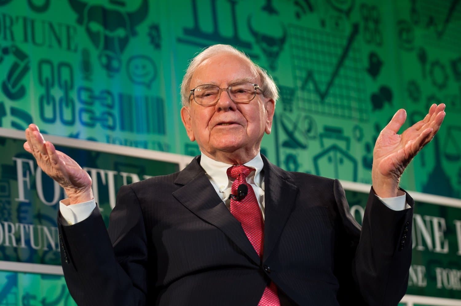 La Berkshire Hathaway di Warren Buffett esce da Byd dopo 17 anni: il titolo soffre in Borsa
