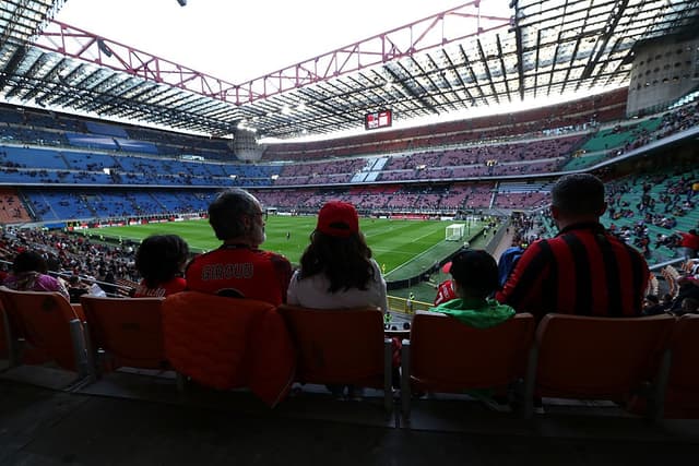 Mancati investimenti sugli stadi, conti in rosso, infiltrazioni mafiose: così il calcio italiano sta implodendo