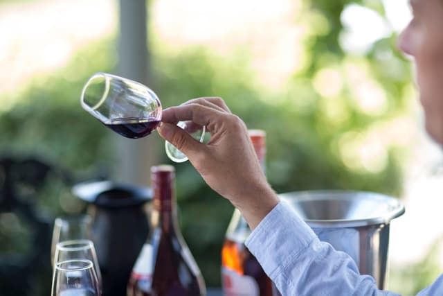 Vino pregiato oggi: tra produzione limitata, sostenibilità e identità strutturata