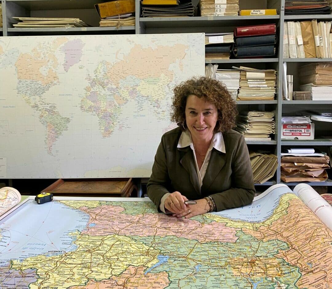 Dalla bottega al web: in questa azienda romana le carte geografiche diventano arte, e-commerce e racconto visivo
