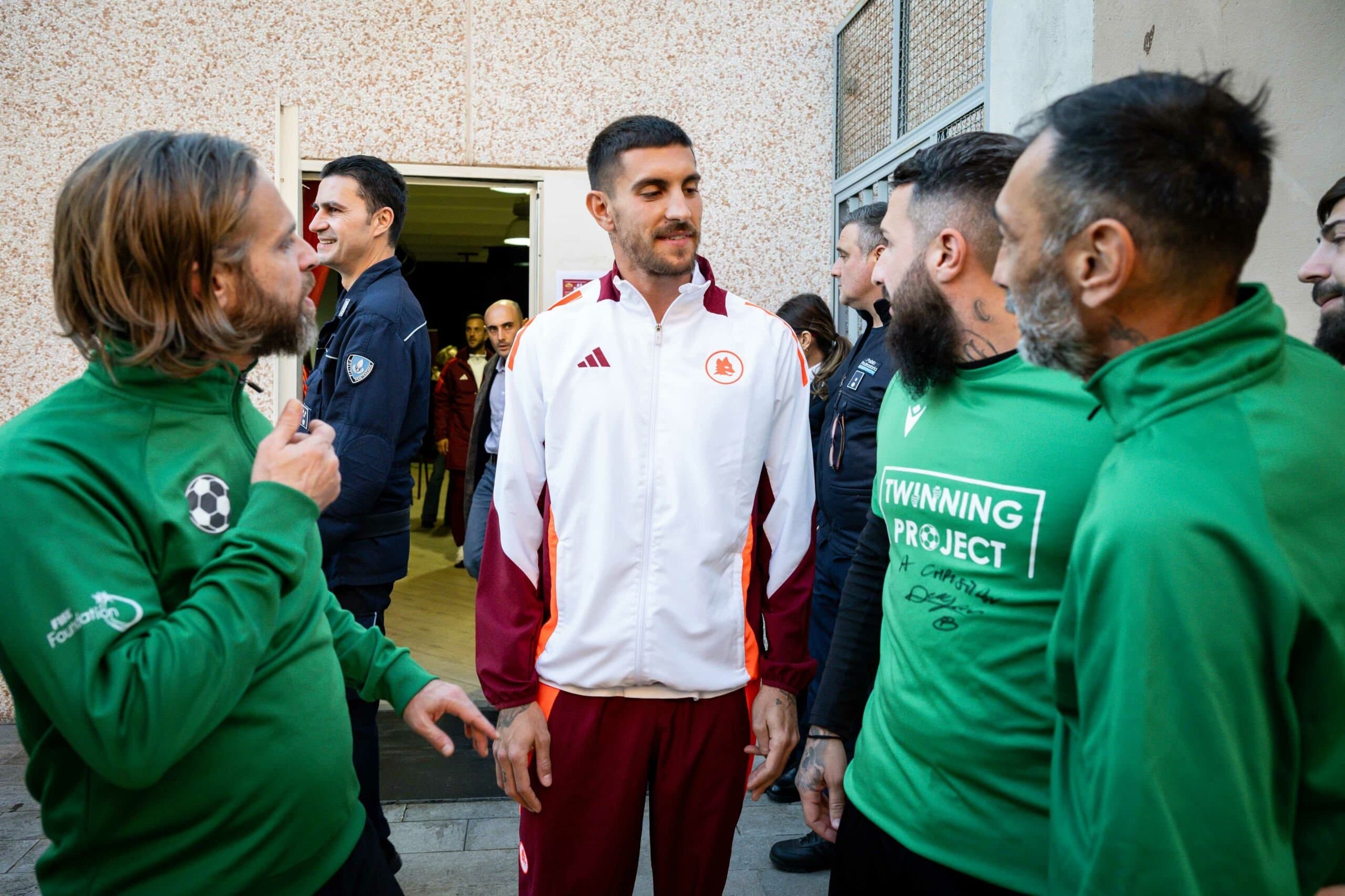 Il calcio che fa bene: dal carcere alle scuole, così l'As Roma cambia il sociale