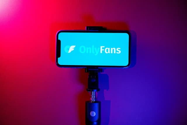 La storia di Leo Radvinsky, il miliardario di OnlyFans. Che ora vuole vendere