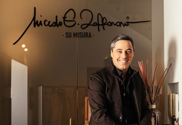 Servizio rapido, atmosfera intima e tessuti eccellenti: come Niccolò Zaffarano sta reinventando la sartoria su misura
