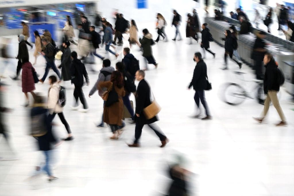 Impieghi degradati, stipendi giù e lo spettro dell’ozio di massa: così l’IA cancella il lavoro come lo conosciamo